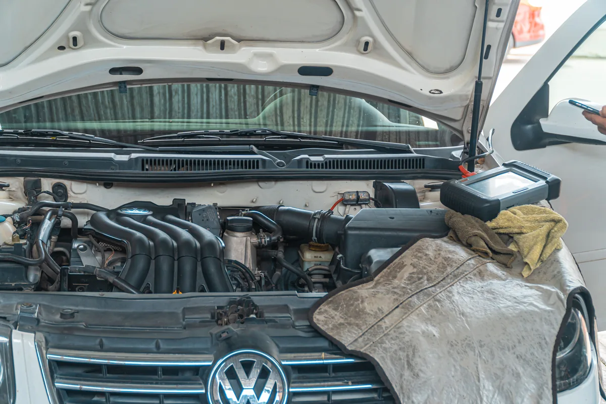 Diagnóstico técnico en compartimiento del motor