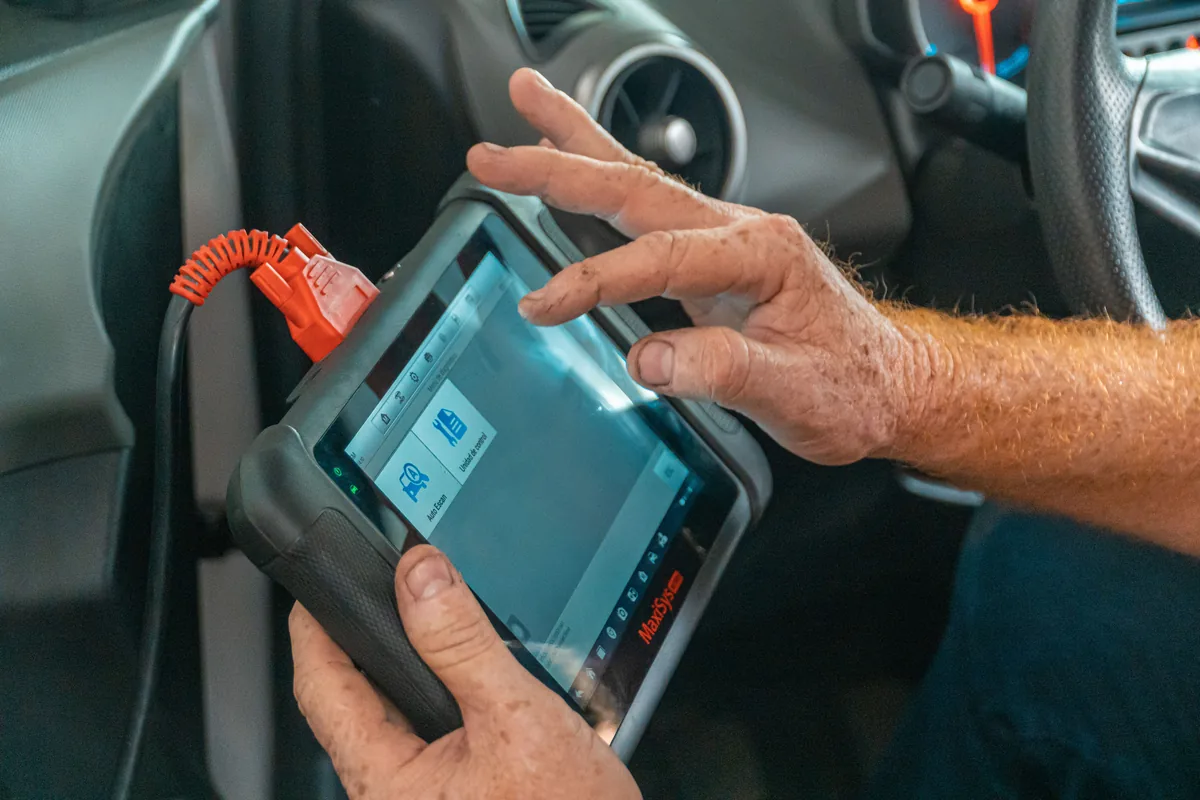 Scanner automotriz conectado a un vehículo